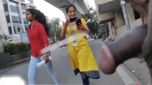 Guy Flash Cock Infront Of College Girls Leak HD